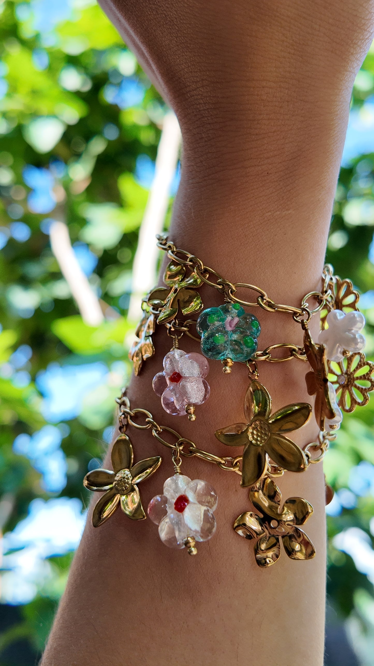 Sun Kiss – Bracelet à charms fleurs et perle