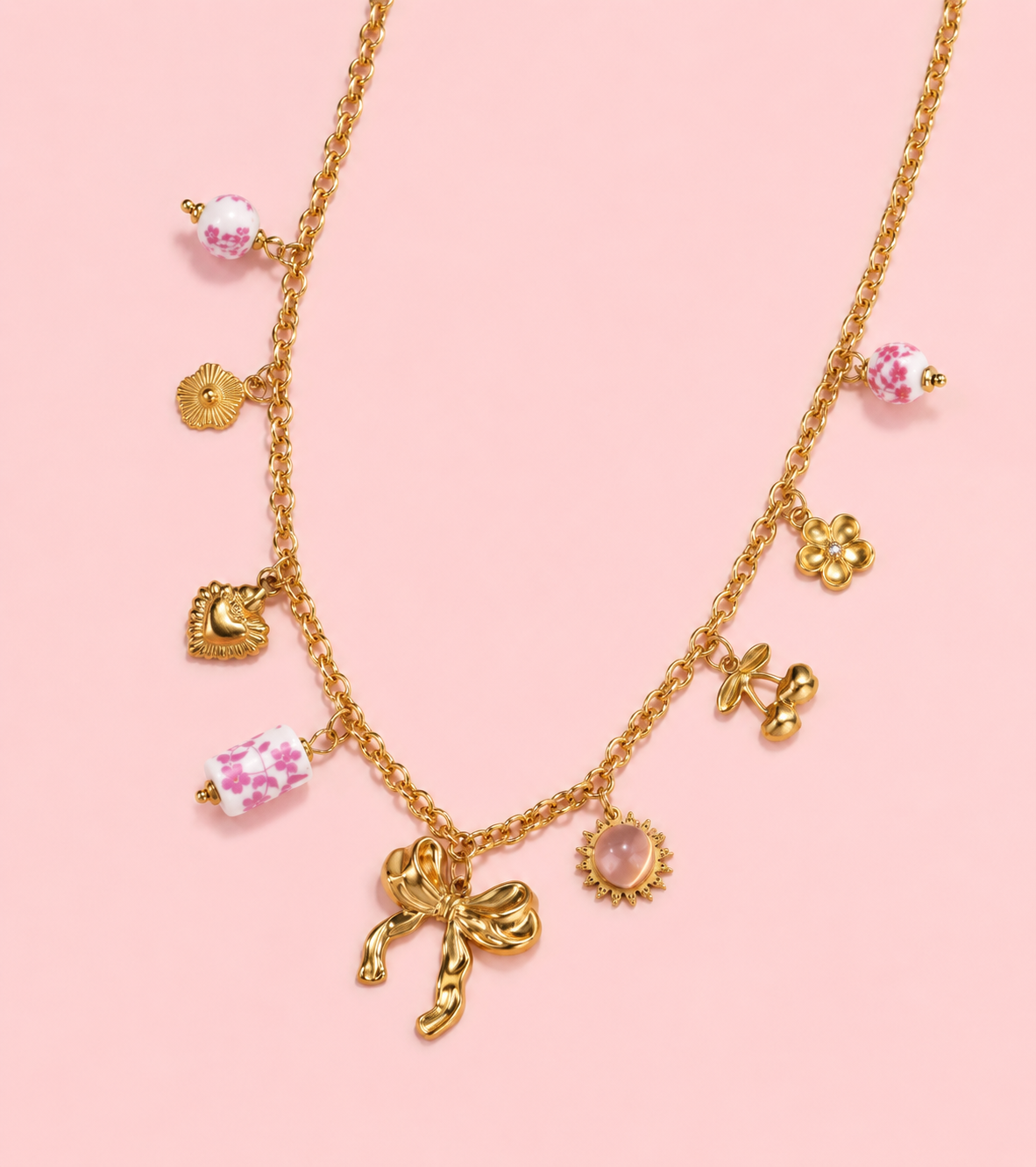 Girly - Collier doré pendentifs nœud texturé et porcelaines roses