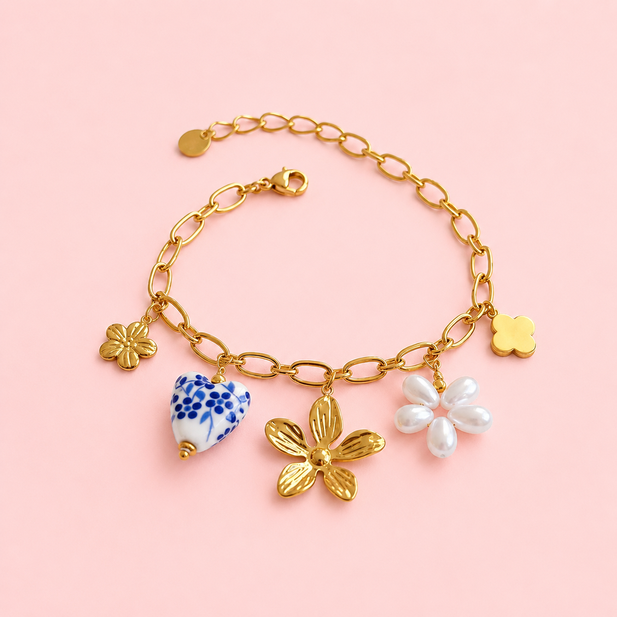 Mykonos – bracelet doré floral, fleur perlée et coeur porcelaine
