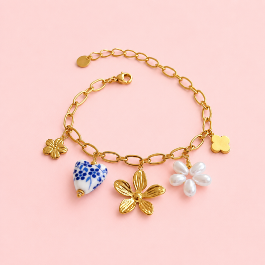 Mykonos – bracelet doré floral, fleur perlée et coeur porcelaine