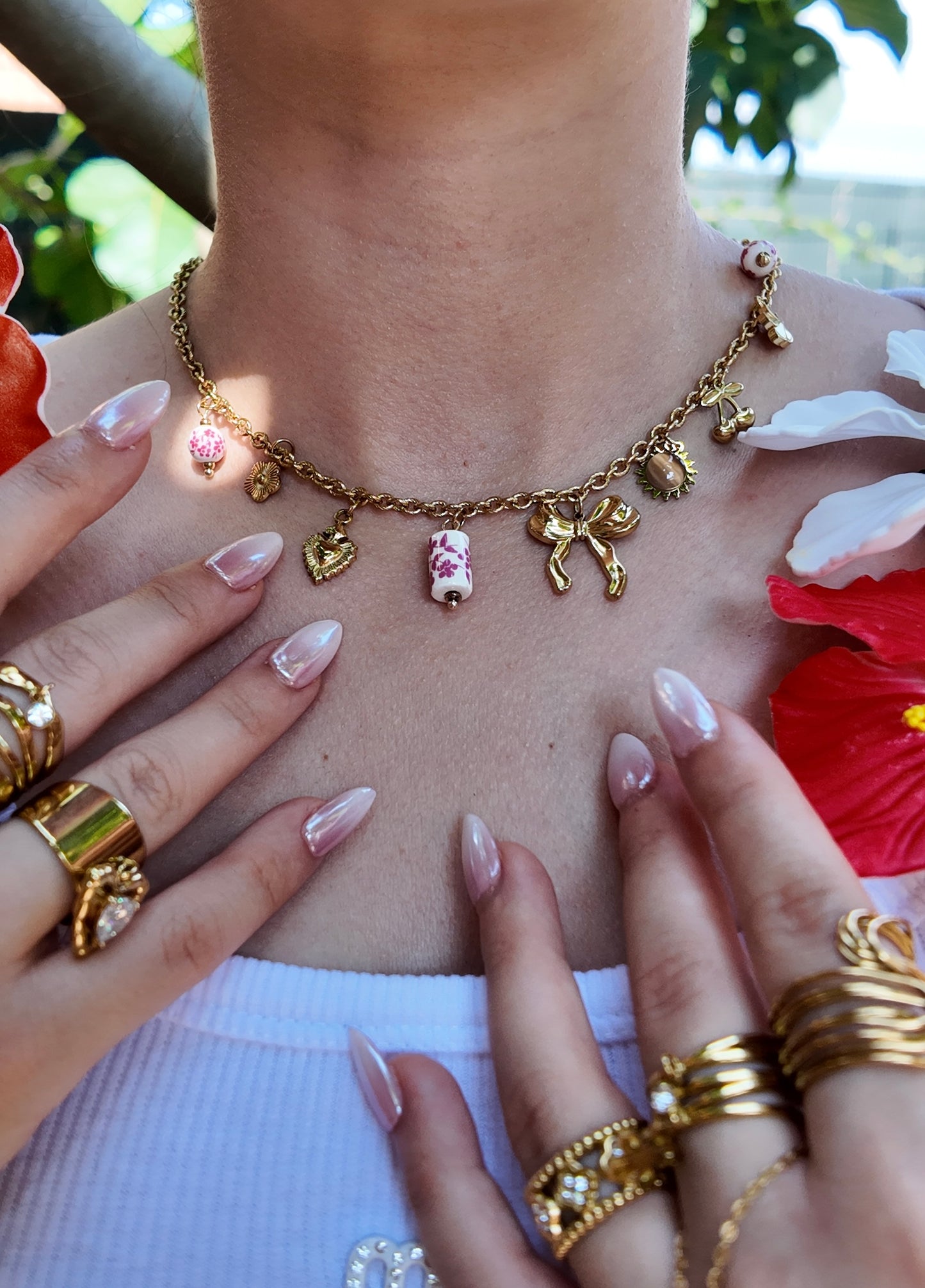 Girly - Collier doré pendentifs nœud texturé et porcelaines roses
