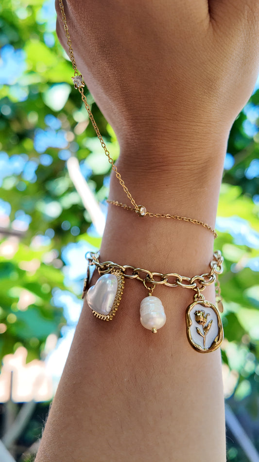 Luna – bracelet doré à charms coeur perlés et fleurs
