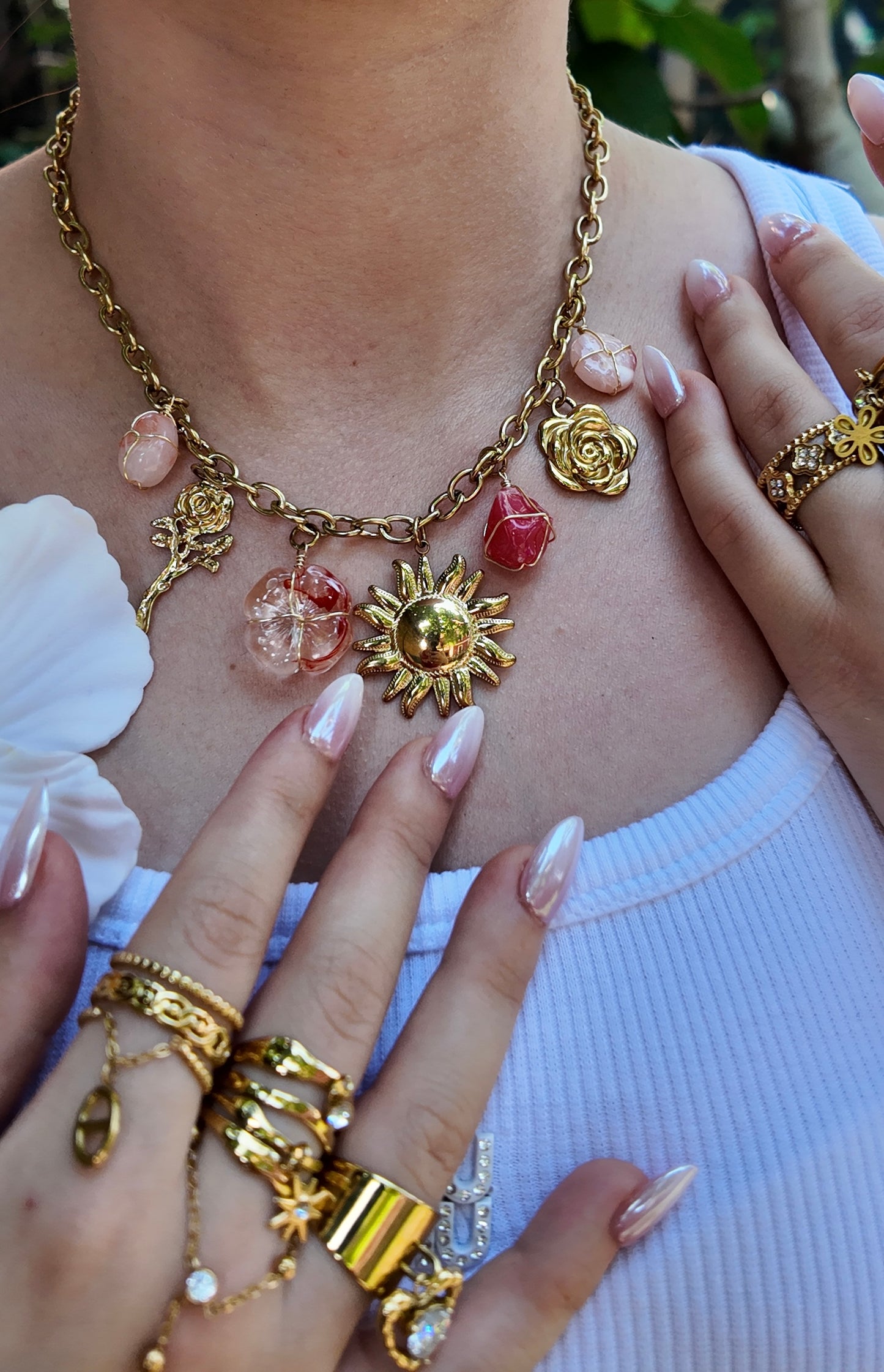 Calypso - Collier doré soleil rayonnant, fleurs et pierres facettées