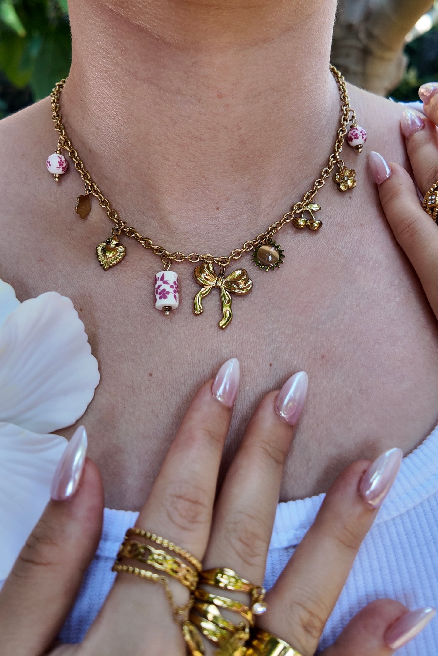 Girly - Collier doré pendentifs nœud texturé et porcelaines roses