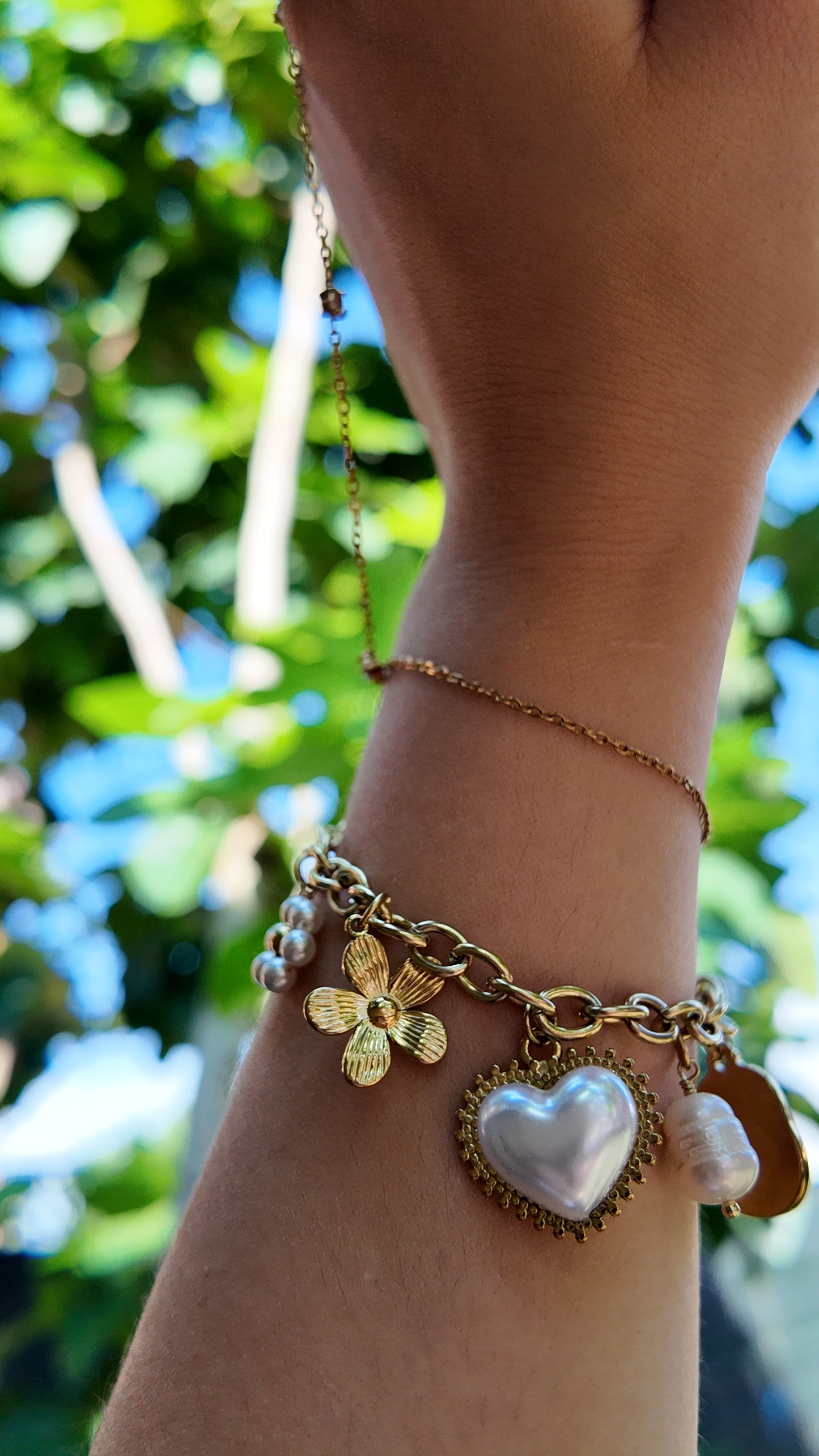 Luna – bracelet doré à charms coeur perlés et fleurs