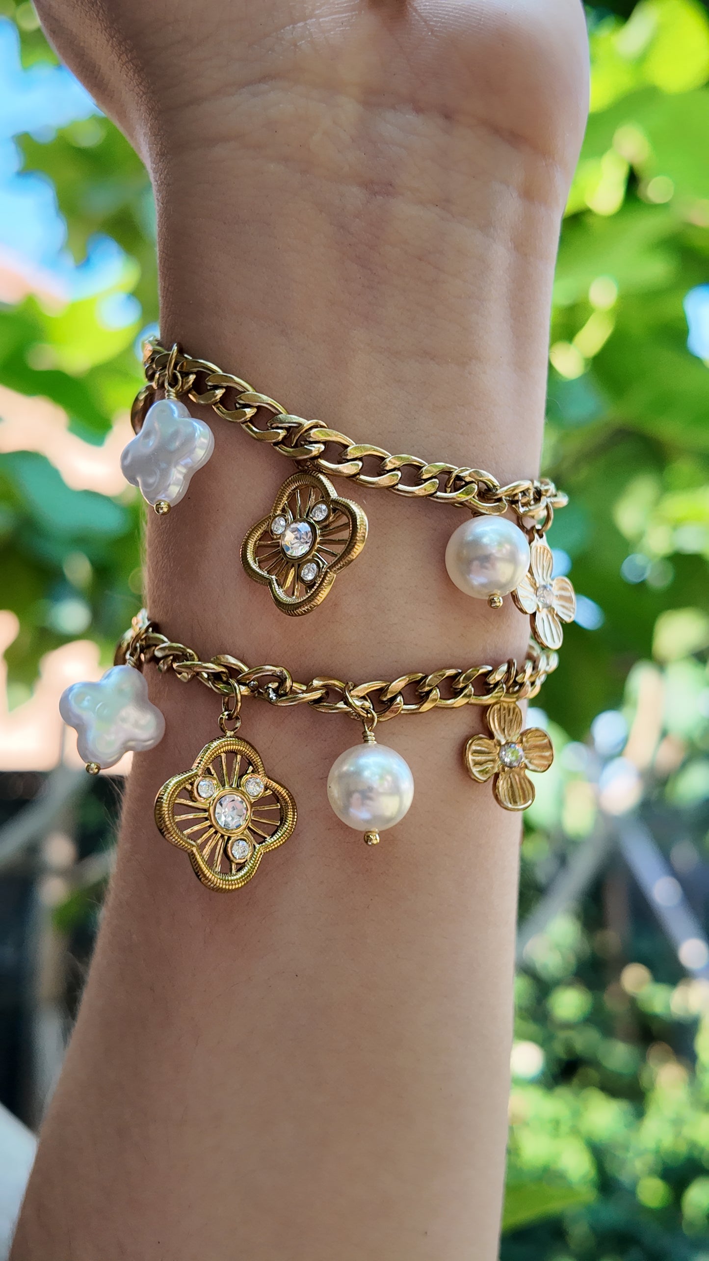 Marina – bracelet doré à charms trèfles et strass rond