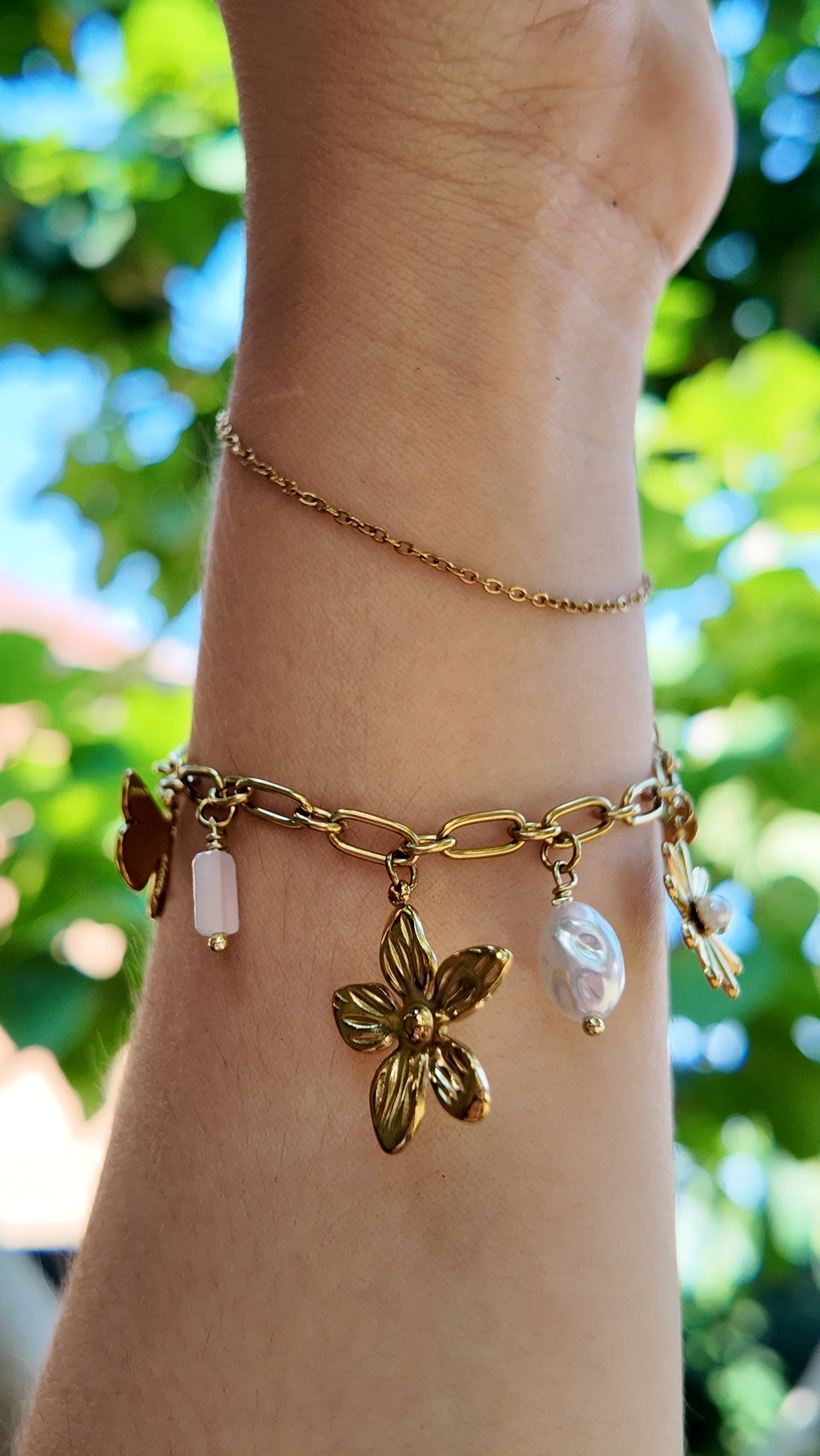 Magnolia - Bracelet doré pendentifs fleurs et résine colorée