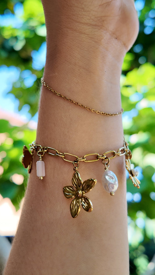 Magnolia - Bracelet doré pendentifs fleurs et résine colorée