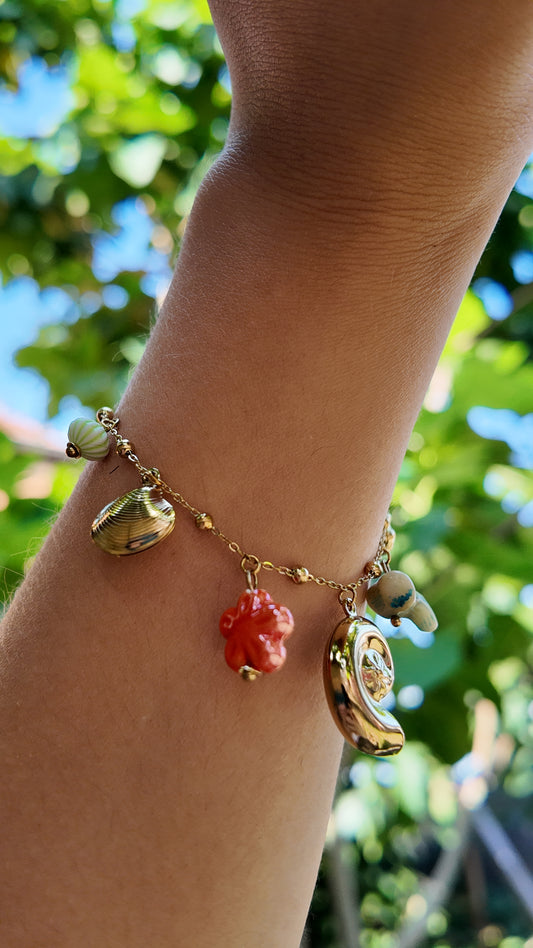 Santorini – bracelet chaîne dorée fine avec breloques multicolore