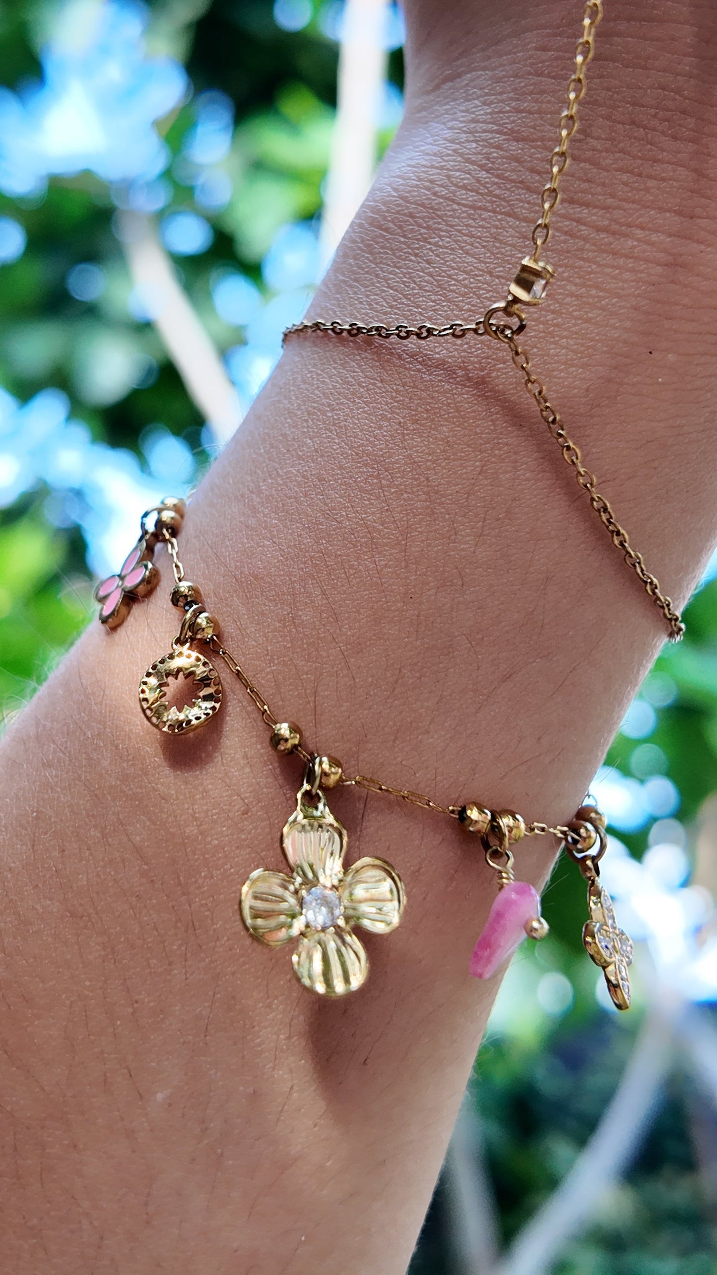 Jasmin - Bracelet doré charms trèfle serti et mini fleur