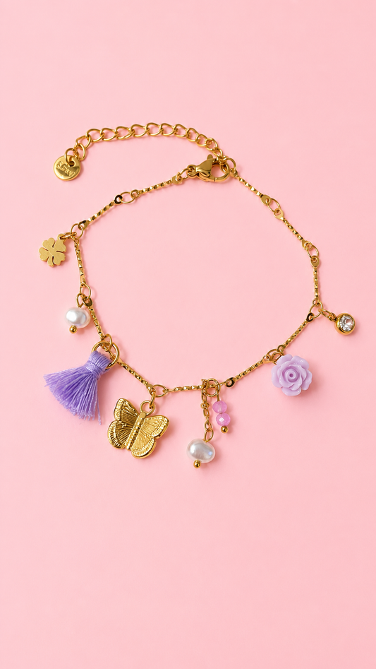 Cassis – bracelet dorée à charms papillon, pampille lilas et perles