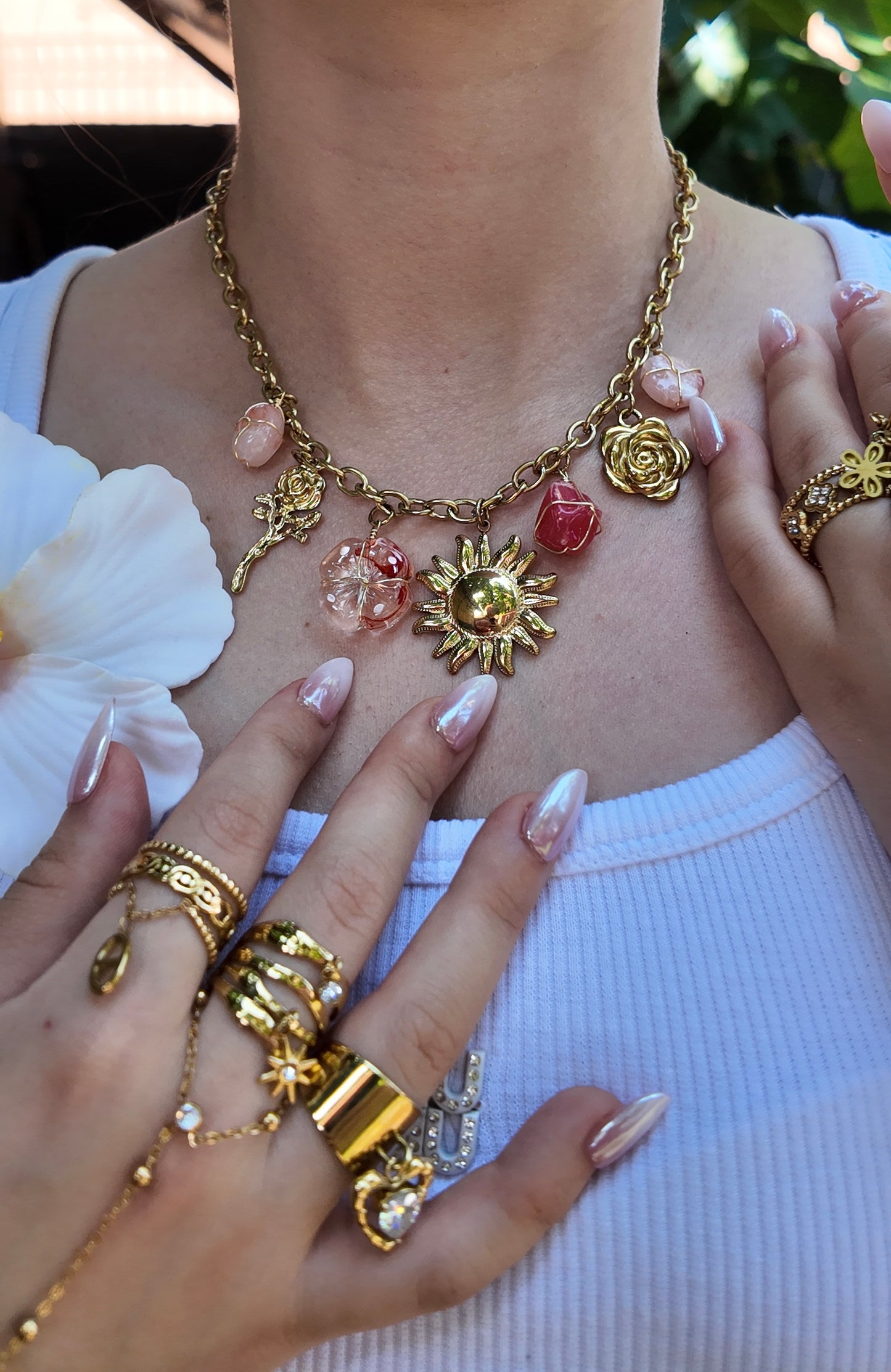 Calypso - Collier doré soleil rayonnant, fleurs et pierres facettées