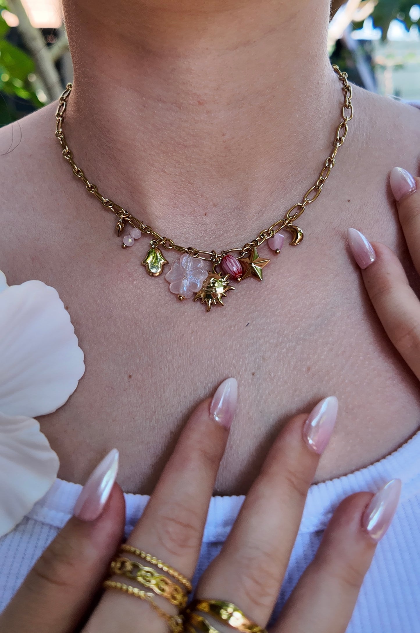 Bora - Collier doré à charms soleil étoile rose