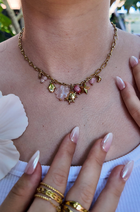 Bora - Collier doré à charms soleil étoile rose