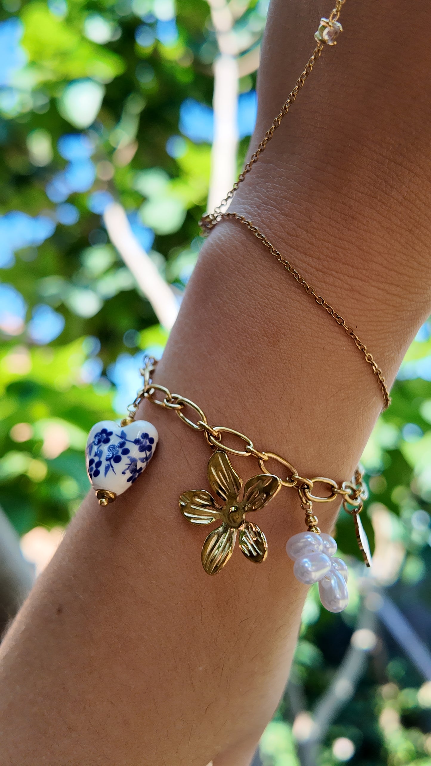 Mykonos – bracelet doré floral, fleur perlée et coeur porcelaine