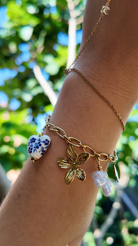Mykonos – bracelet doré floral, fleur perlée et coeur porcelaine