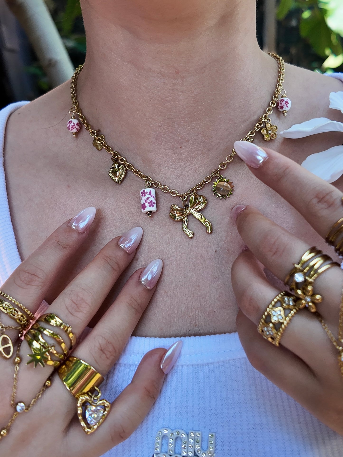 Girly - Collier doré pendentifs nœud texturé et porcelaines roses