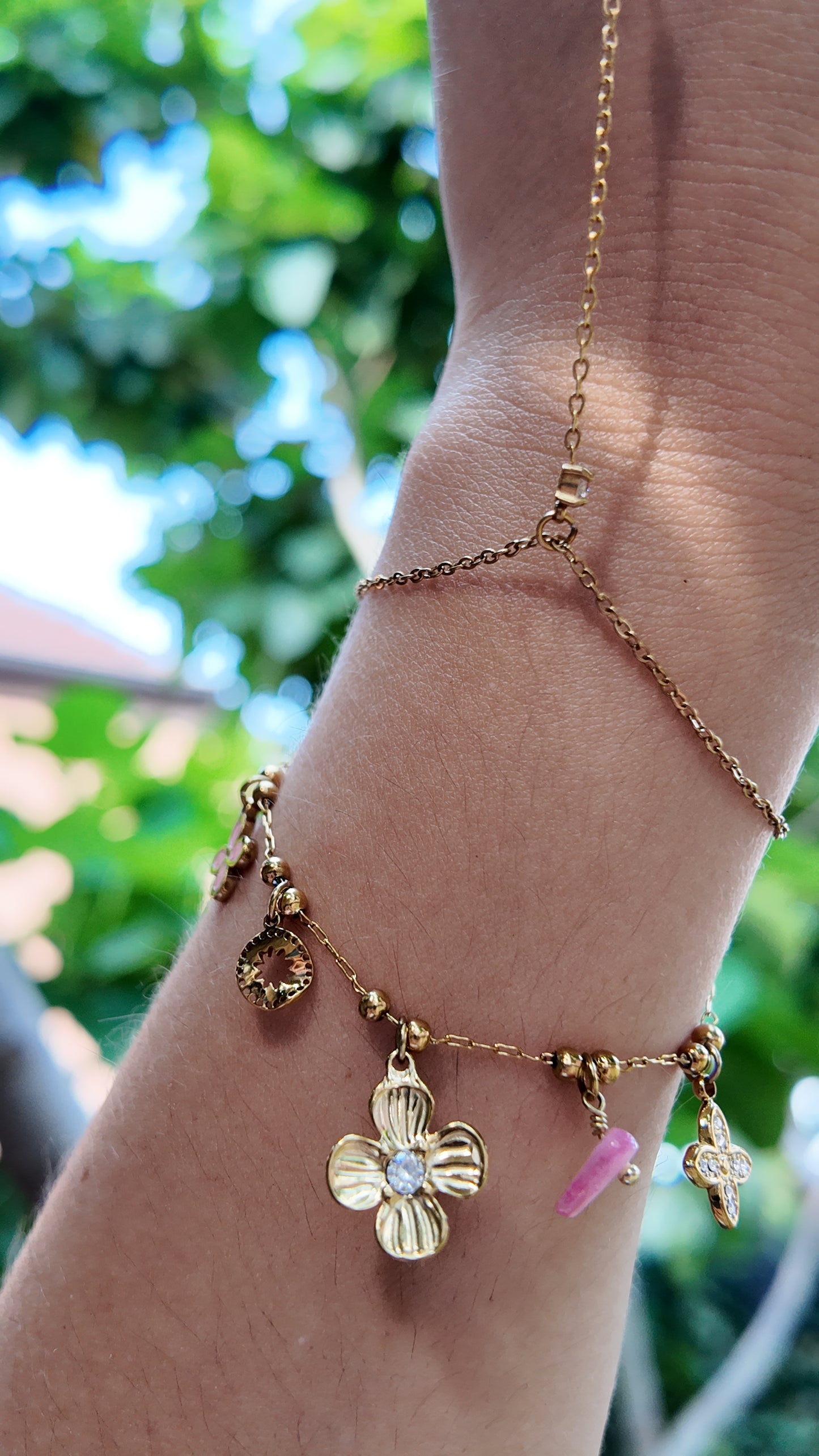 Jasmin - Bracelet doré charms trèfle serti et mini fleur