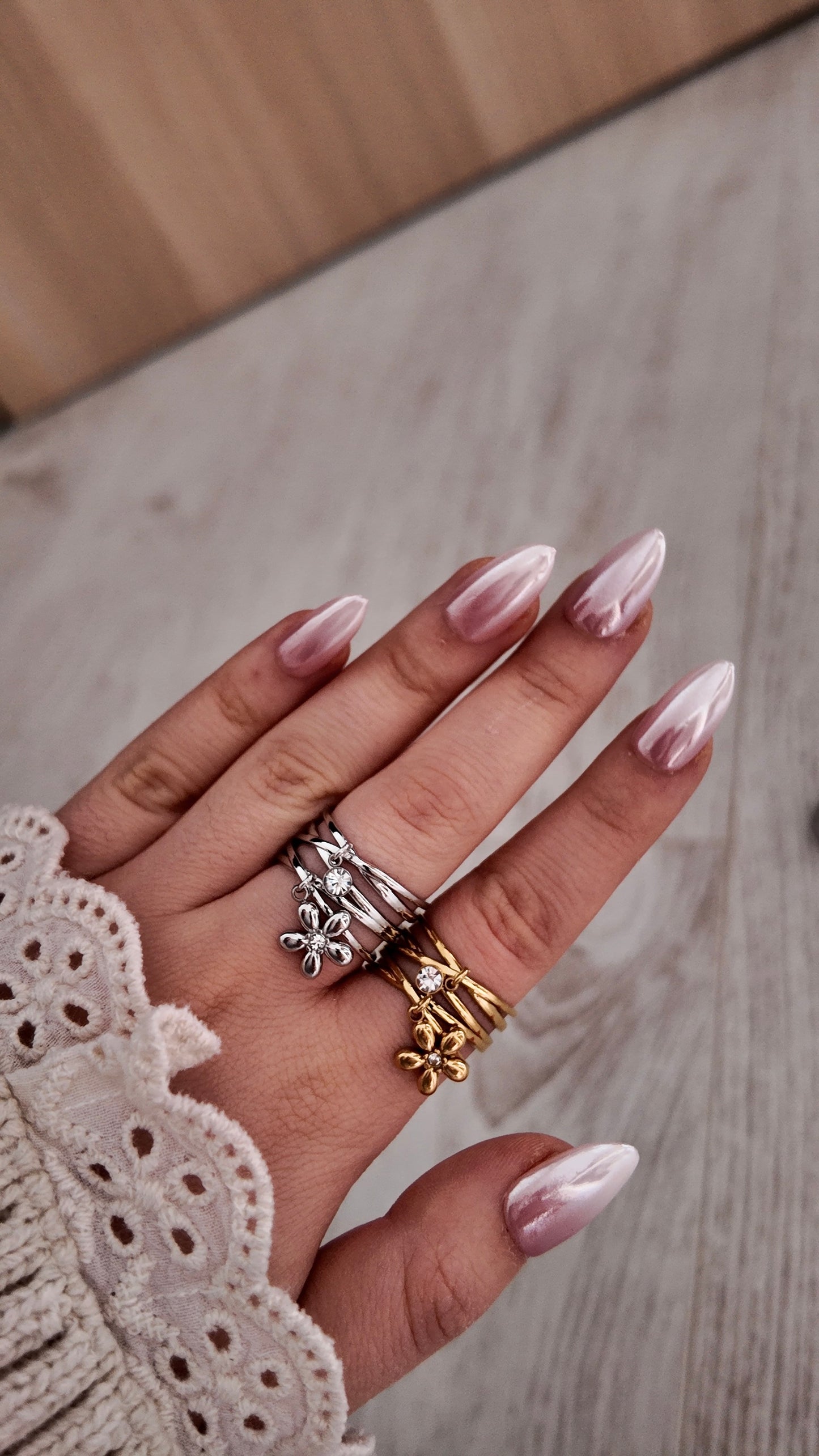 Flora - bague ajustable dorée avec détails fleuris